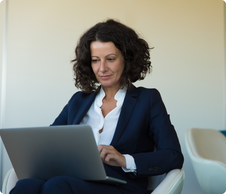 Uma mulher digitando